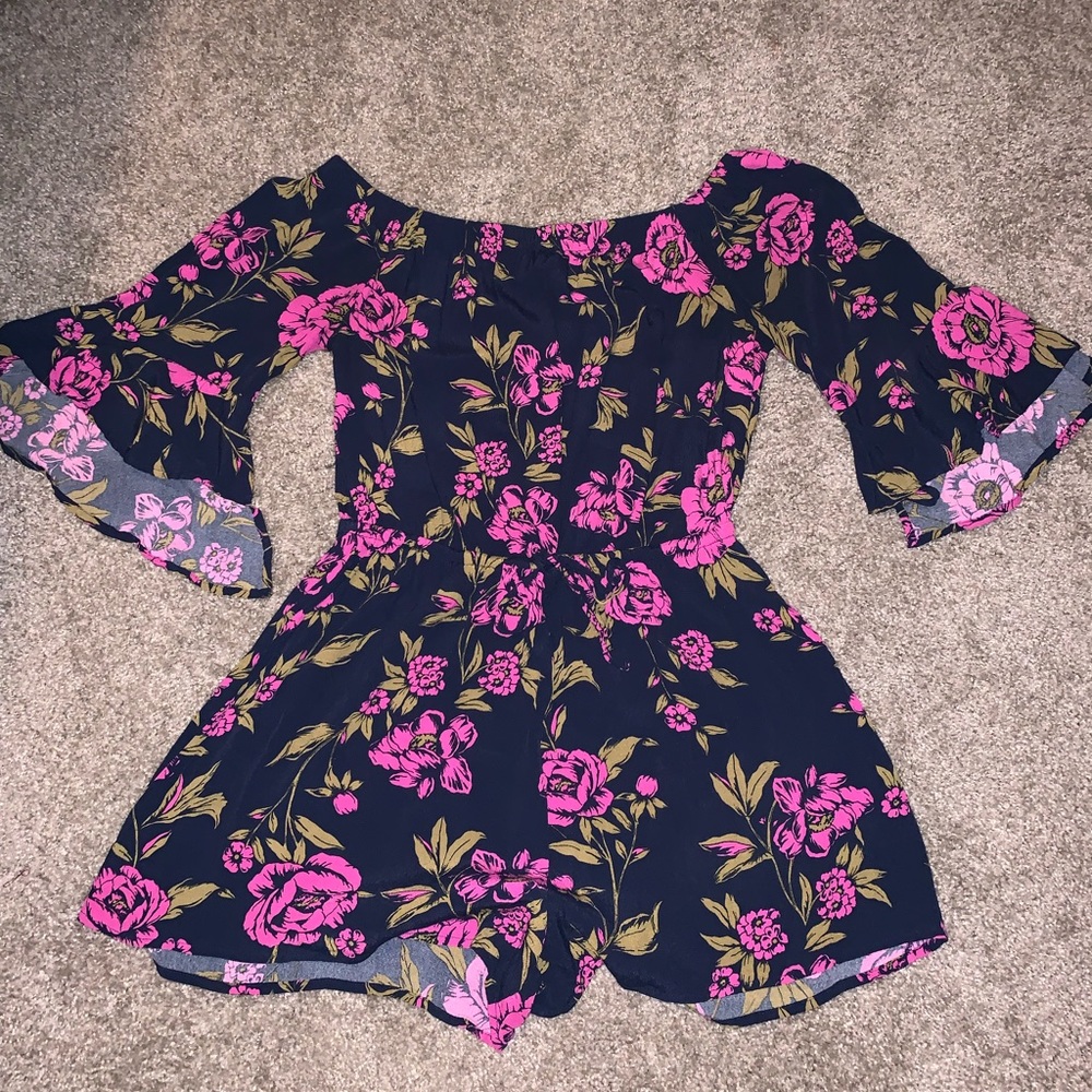 Super cute and lightly worn romper!